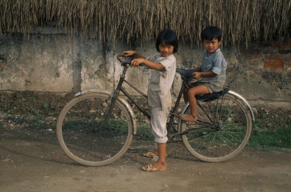 VIETNAM, Phat Diem Village, Children with a bicycle