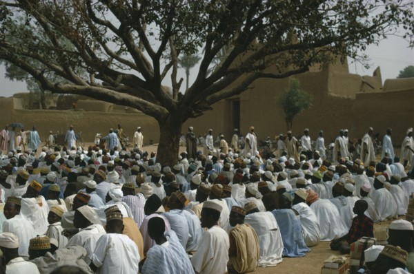 NIGERIA, Kano, Praying at prayer ground of Kano Mosque