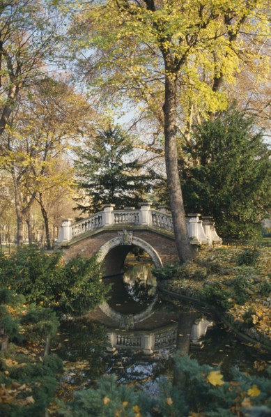 FRANCE, Ile de France, Paris, Parc Monceau created by landscape designer Louis Carmontelle.  Arched