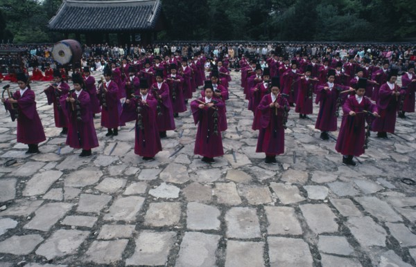 SOUTH KOREA, Seoul, Chong Myo rites at Confucian temple