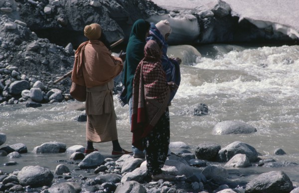 INDIA, Uttar Pradesh, Garhwal Region, Pilgrims bathing in snow melted water at Gormuich the Cows