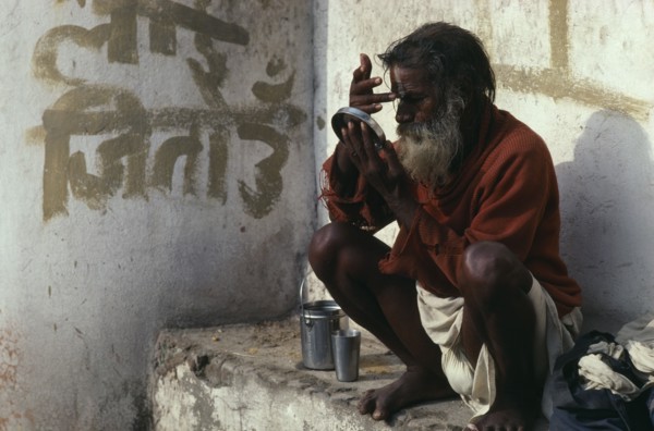 NEPAL, Kathmandu, Saddhu applying his tika mark of blessing at the Pashupatinath Temple Maha