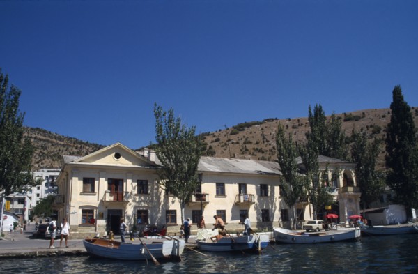 UKRAINE, Krym Republic, Balaclava, Crimean Coast.  Waterside buildings with boats moored beside