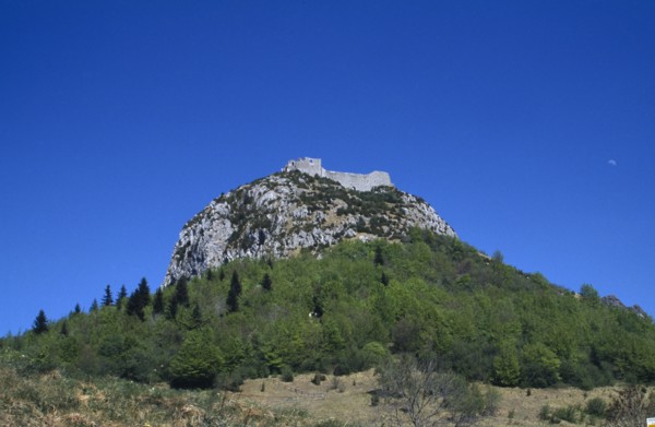 FRANCE, Languedoc Roussillon, Aude, Ruins of eleventh century Peyrepetuse Cathar Castle on top of