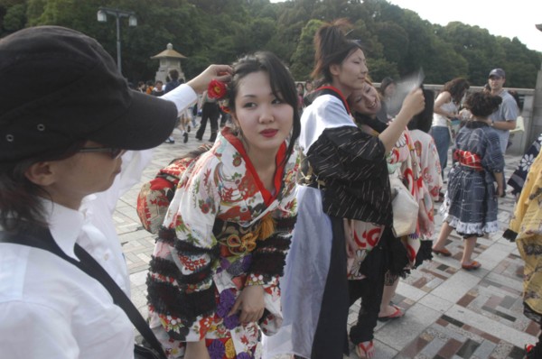 JAPAN, Honshu, Tokyo, Harajuku. A member of the Kyoto Rokumeikan troupe has her hair adjusted