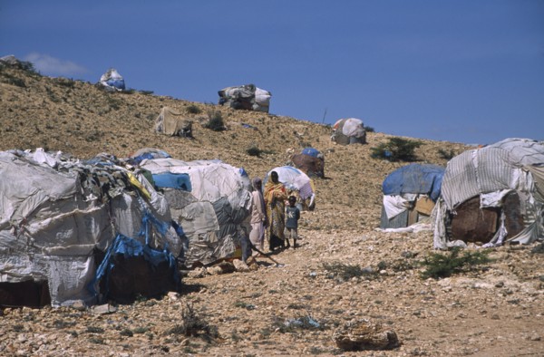 SOMALILAND, Hargeisa, The Kandahr IDP camp for Internally Displaced Persons.  Women and child