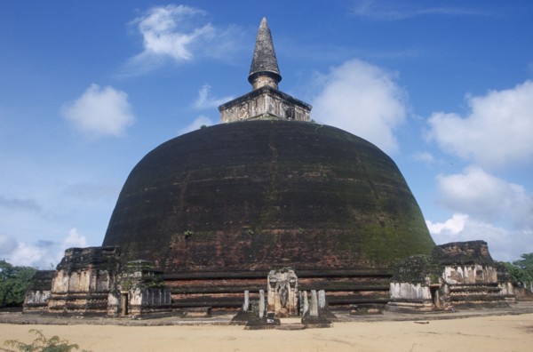 SRI LANKA, Polonnaruwa, Rankot Vahara Dagoba