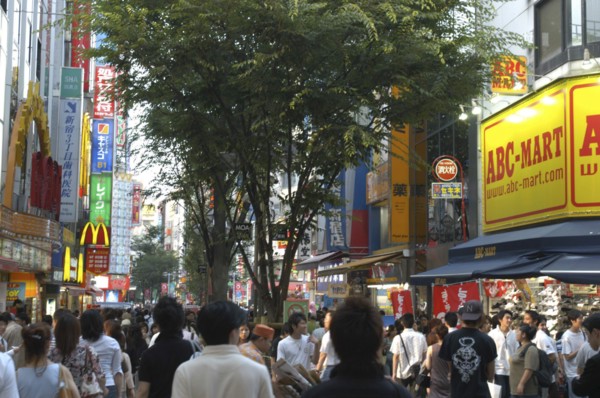 JAPAN, Honshu, Tokyo, Shinjuku. Busy entertainment district Kabukicho on Saturday evening