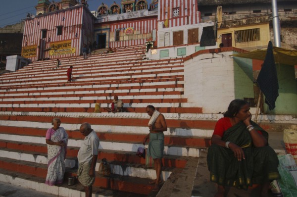 INDIA, Uttar Pradesh, Varanasi , Hindu worshippers on the steps of Kedar Ghat next to the Ganges