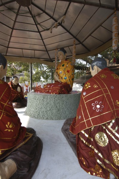 INDIA, Uttar Pradesh, Sarnath, Statues of the Buddha preaching his first sermon in front of the