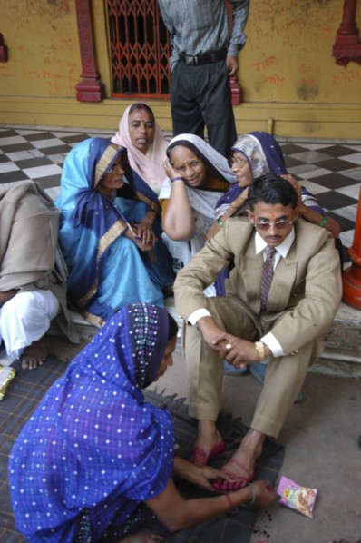 INDIA, Uttar Pradesh, Varanasi, Sankat Mochan Mandir temple. Hindu wedding with the groom getting