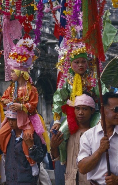 THAILAND, Chiang Mai, Shan Poi San Long. Crystal Children ceremony with 2 Luk Kaeo in costumes