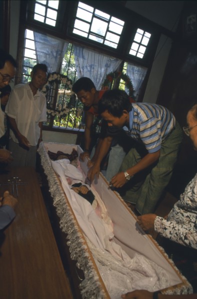 MYANMAR, Kachin State, Myitkyina, Jinghpaw funeral with the deceased in a coffin at the families