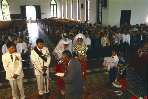 MYANMAR, Kachin State, Myitkyina, Jinghpaw wedding ceremony at Geis memorial chuch