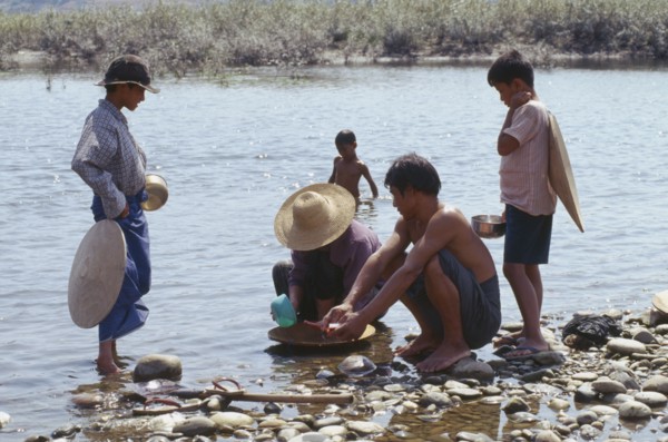MYANMAR, Kachin State, Manhkring, Kachin people panning for Gold in the upper Ayeyarwady River