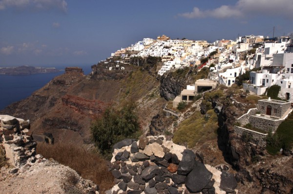 GREECE, Cyclades, Santorini, Town atop rugged coastal cliffs