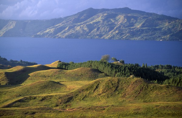 INDONESIA, Sumatra, Landscape, View north from Samosir island near Ambarita towards the north shore