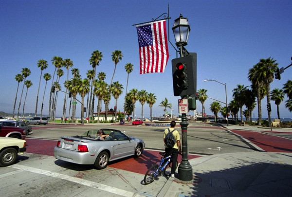 USA, California, Santa Barbara, Traffic lights with flag at the junction of State Street and