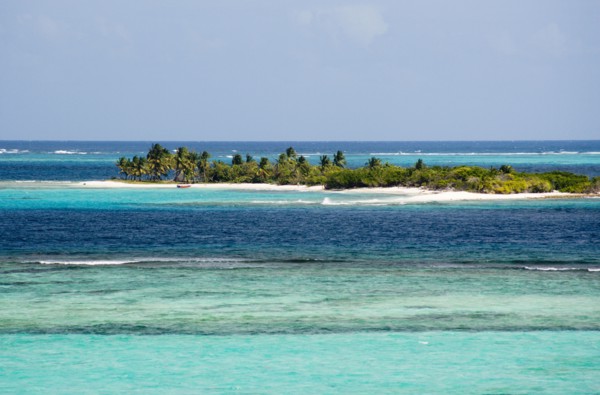 WEST INDIES, St Vincent & The Grenadines, Tobago Cays, Petit Tobac island with tourists on the