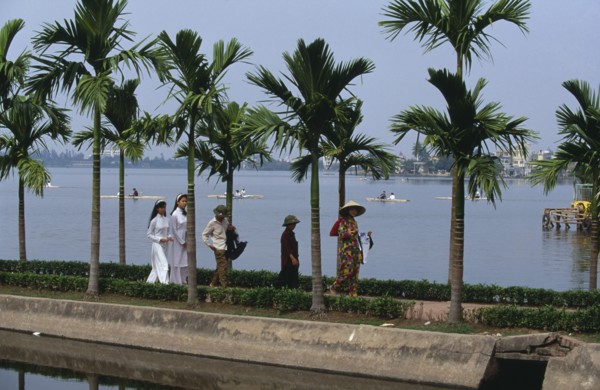 VIETNAM, North, Hanoi, People on the causeway to Tran Quoc Pagoda beside West Lake in popular
