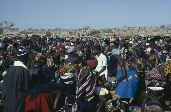 MALI, Bandiagara, Busy market scene with brightly dressed women.