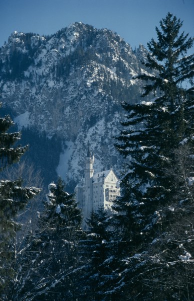 GERMANY, Bayern, Schloss Neuschwanstein, Castle built on rock ledge over the Pollat Gorge near
