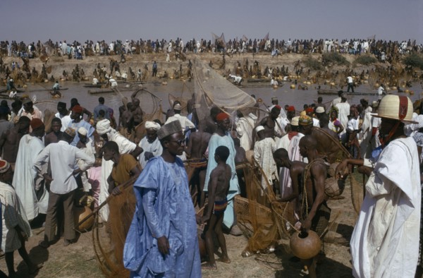 NIGERIA, North, Argungu, Crowds of spectators and competitors in annual three day fishing festival