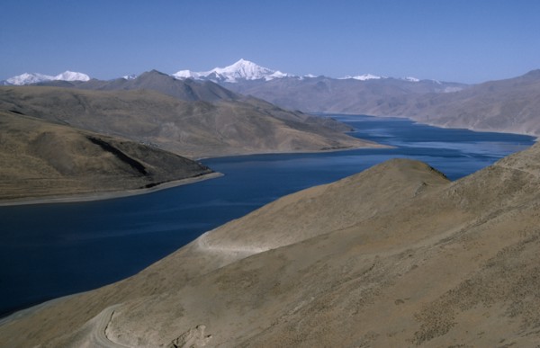 TIBET, Landscape, Landscape between Lhasa and Gyantse with mountains and lake.
