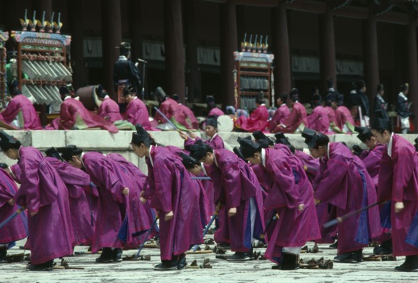 SOUTH KOREA, Religion, Buddhism, Homage being paid at the shrine containing the memorial tablets of