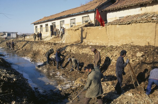 NORTH KOREA, N. Hwanghae Prov., Unpa County, Juche clearing irrigation canal damaged by 1995 floods
