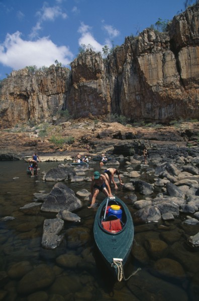 AUSTRALIA, Northern Territory, Nitmiluk National Park, Katherine Gorge canoeists landing boats on