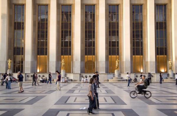 FRANCE, Ile de France, Paris, Tourists beneath the gilded statues and the facade of the Theatre