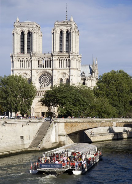 FRANCE, Ile de France, Paris, A bateaux mouches vedette pleasure boat on the River Seine taking