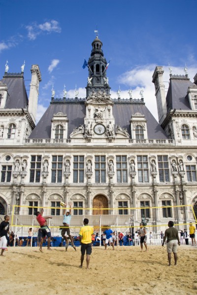 FRANCE, Ile de France, Paris, The Paris Plage urban beach. Young people playing beach volleyball in