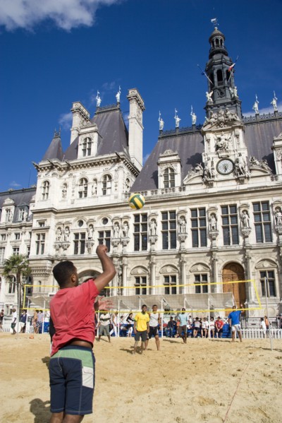 FRANCE, Ile de France, Paris, The Paris Plage urban beach. Young people playing beach volleyball in