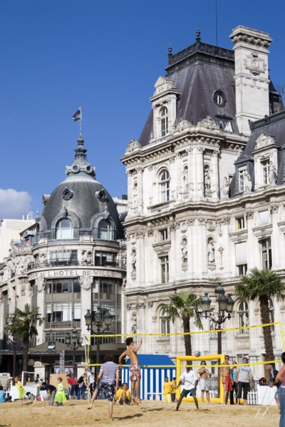FRANCE, Ile de France, Paris, The Paris Plage urban beach. Young people playing beach volleyball in