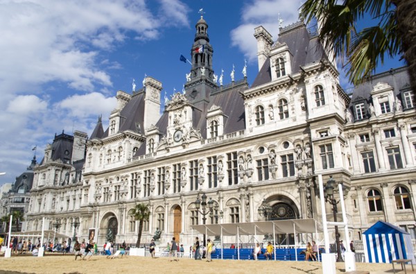 FRANCE, Ile de France, Paris, The Paris Plage urban beach. Young people playing beach rugby