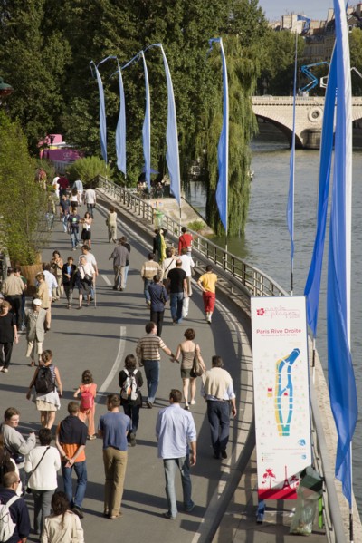 FRANCE, Ile de France, Paris, The Paris Plage urban beach. People strolling beside the River Seine