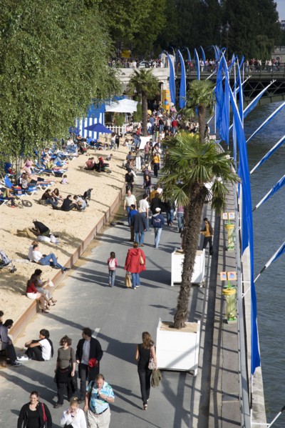 FRANCE, Ile de France, Paris, The Paris Plage urban beach. People strolling between the River Seine