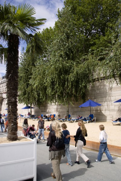 FRANCE, Ile de France, Paris, The Paris Plage urban beach. People strolling between the River Seine