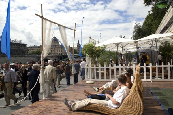 FRANCE, Ile de France, Paris, "The Paris Plage urban beach. People strolling between the River
