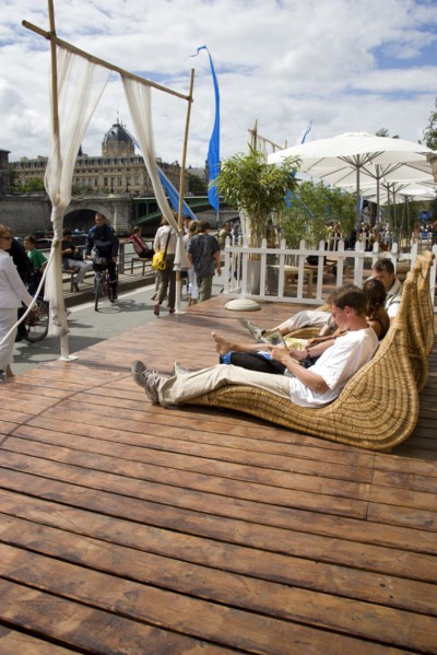 FRANCE, Ile de France, Paris, "The Paris Plage urban beach. People strolling between the River