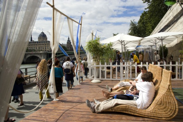 FRANCE, Ile de France, Paris, "The Paris Plage urban beach. People strolling between the River