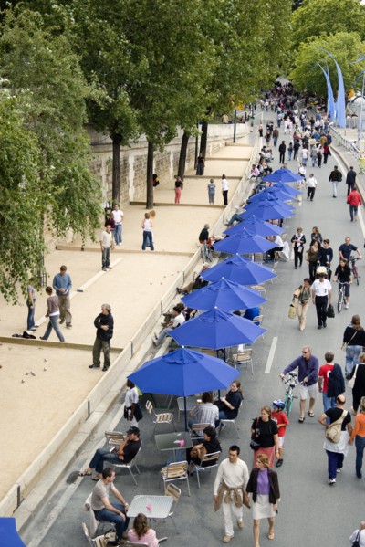 FRANCE, Ile de France, Paris, The Paris Plage urban beach. People strolling between the River Seine