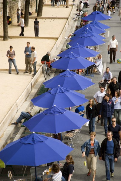 FRANCE, Ile de France, Paris, The Paris Plage urban beach. People strolling between the River Seine