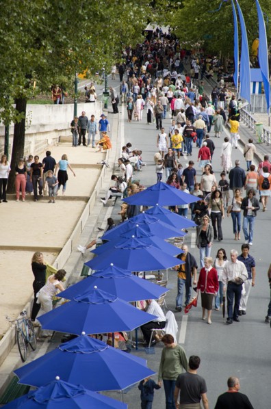 FRANCE, Ile de France, Paris, The Paris Plage urban beach. People strolling between the River Seine