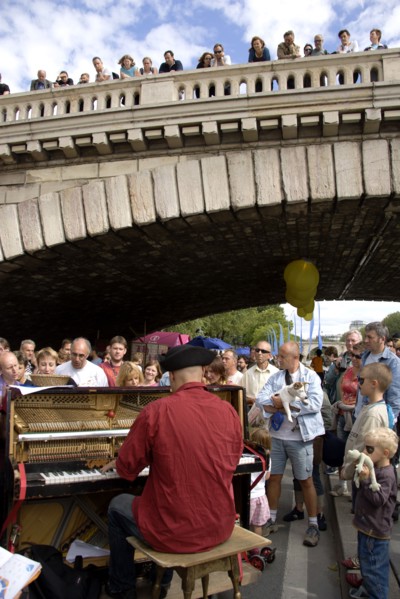 FRANCE, Ile de France, Paris, The Paris Plage urban beach. A singer playing a piano to an audience