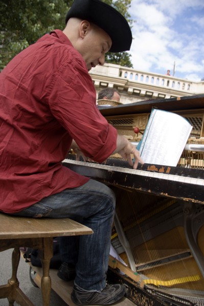 FRANCE, Ile de France, Paris, The Paris Plage urban beach. A singer playing a piano to an audience