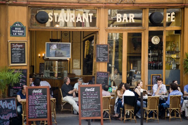 FRANCE, Ile de France, Paris, Montmartre People at tables on the pavement outside a cafe in the Rue