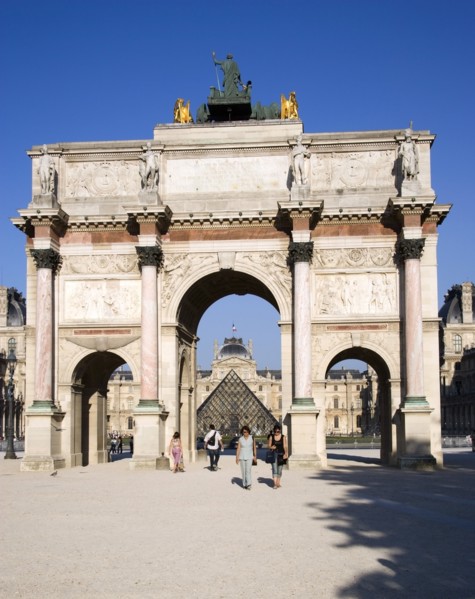 FRANCE, Ile de France, Paris, People walking from the Jardin des Tuileries through the Arc de